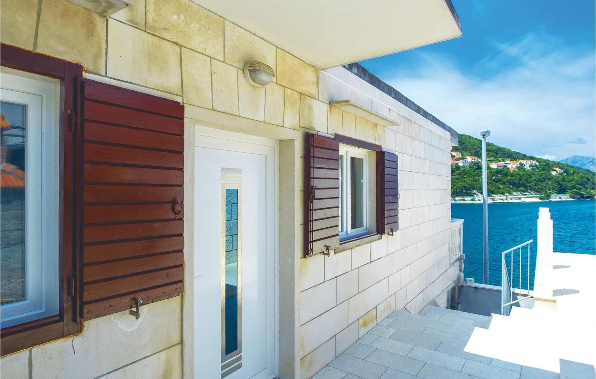 Beautiful Home In Pucisca With Wifi Luaran gambar
