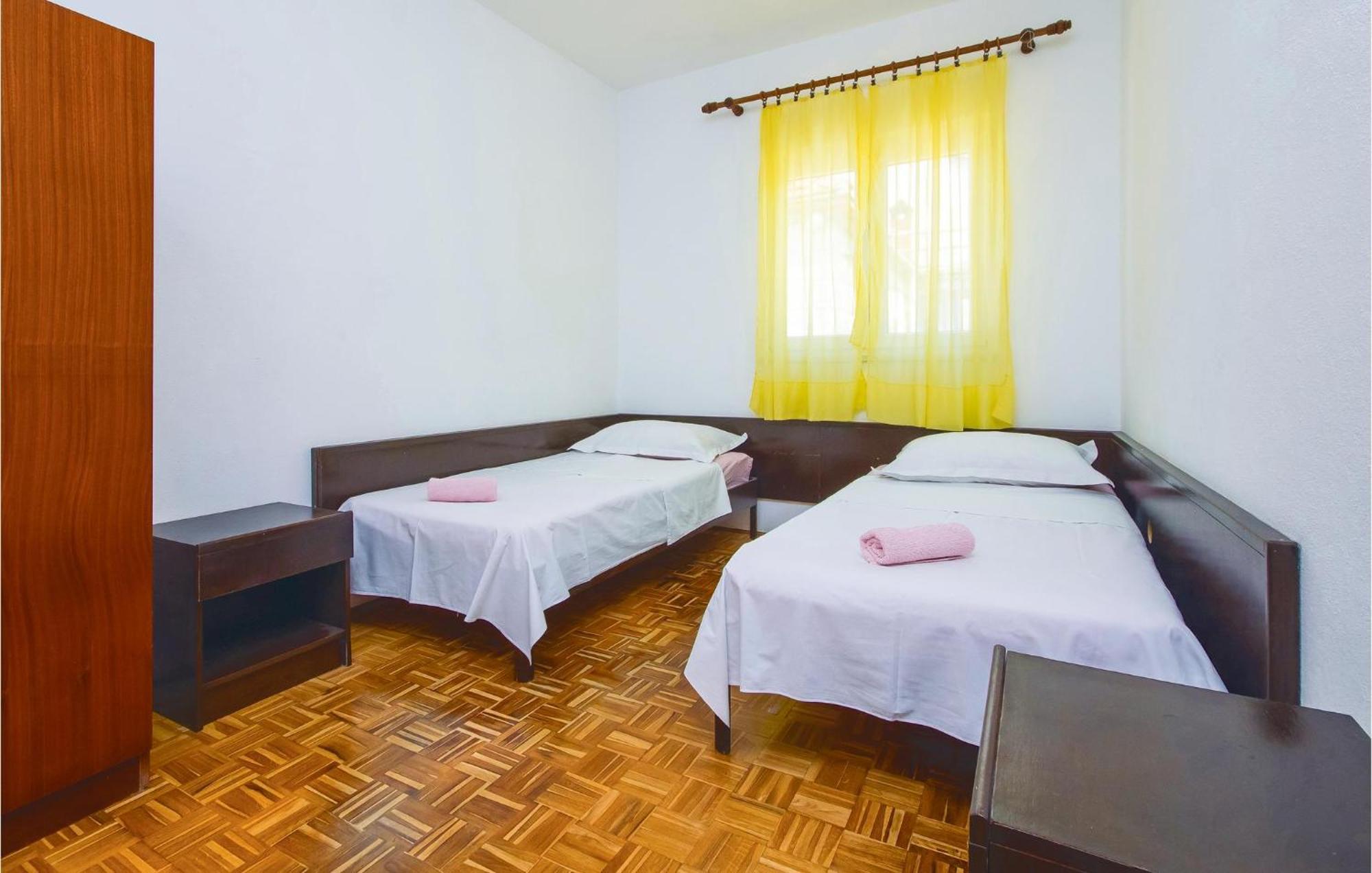 Beautiful Home In Pucisca With Wifi Luaran gambar