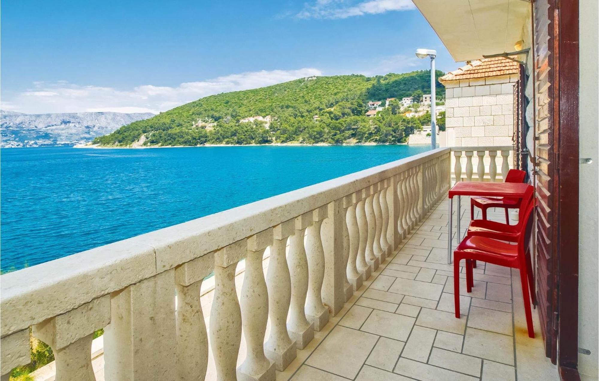 Beautiful Home In Pucisca With Wifi Luaran gambar